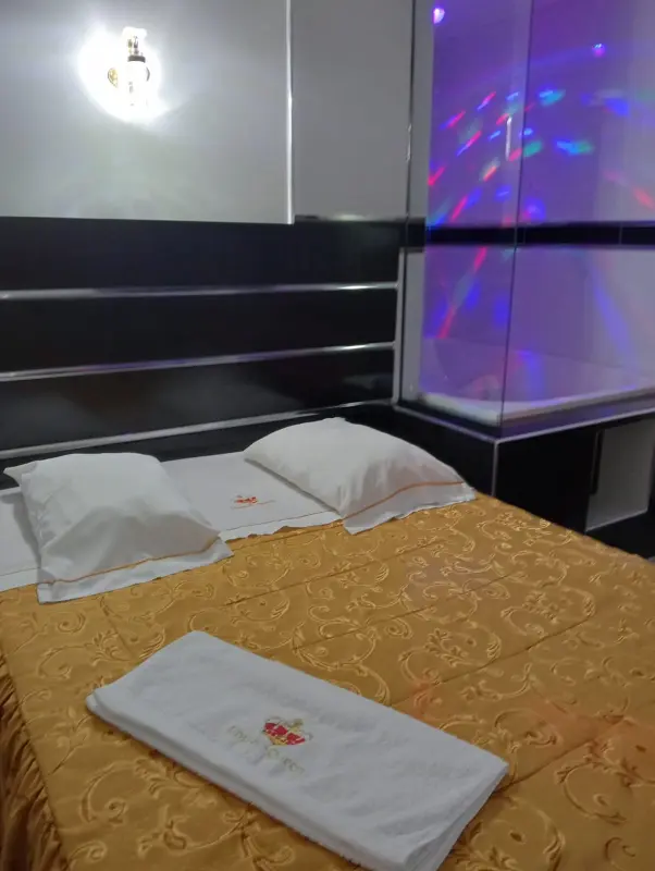 cama matrimonial en hostal queen huancayo