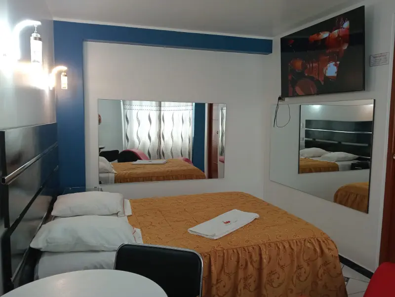 detalle de luces en hostal queen huancayo