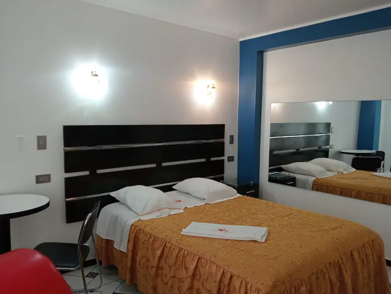 baño privado en hostal queen huancayo