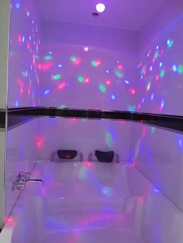 jacuzzi en habitacion de hostal queen huancayo